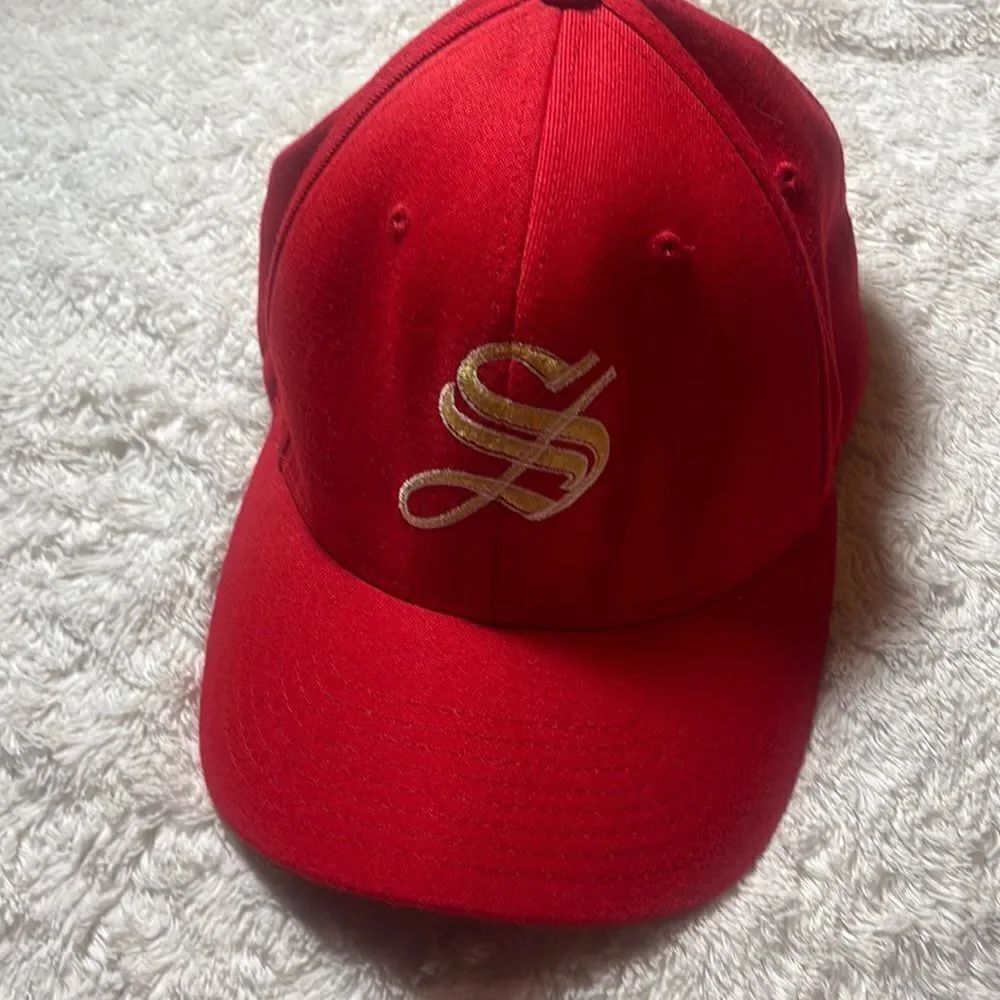RED S Hat - Picture 1 of 6